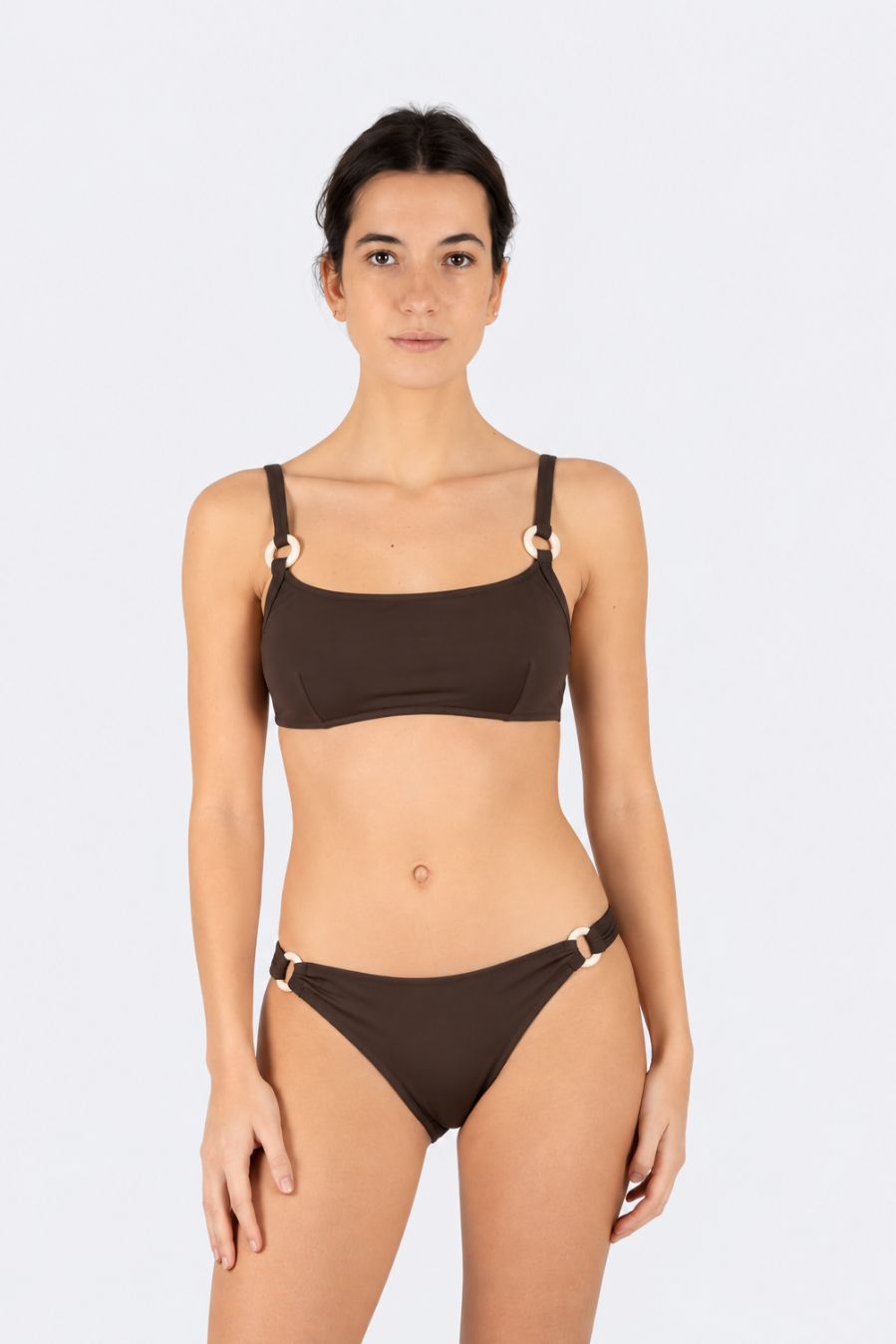 Top de bikini Guampa brown, vista frontal sobre modelo.