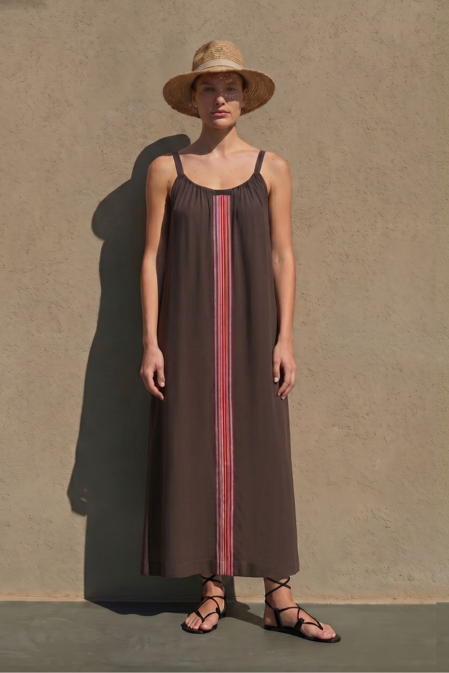 Vestido largo confeccionado en viscosa de tacto suave, con tirantes finos y detalle central a contraste que alarga visualmente la silueta.