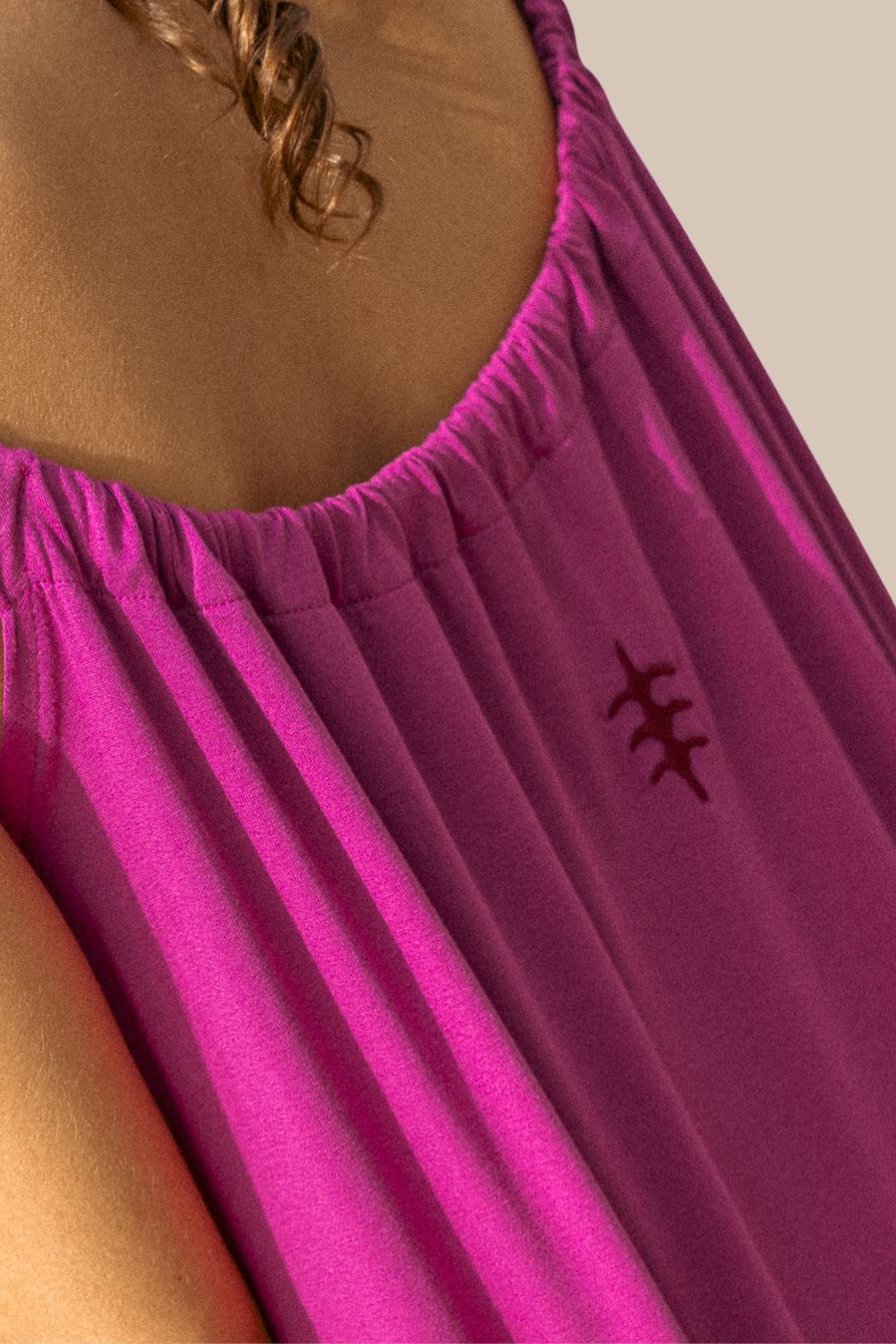 Vestido rosa/fucsia de viscosa suave con tirantes finos y detalle vertical decorativo. Un diseño cómodo y ligero con una silueta relajada.