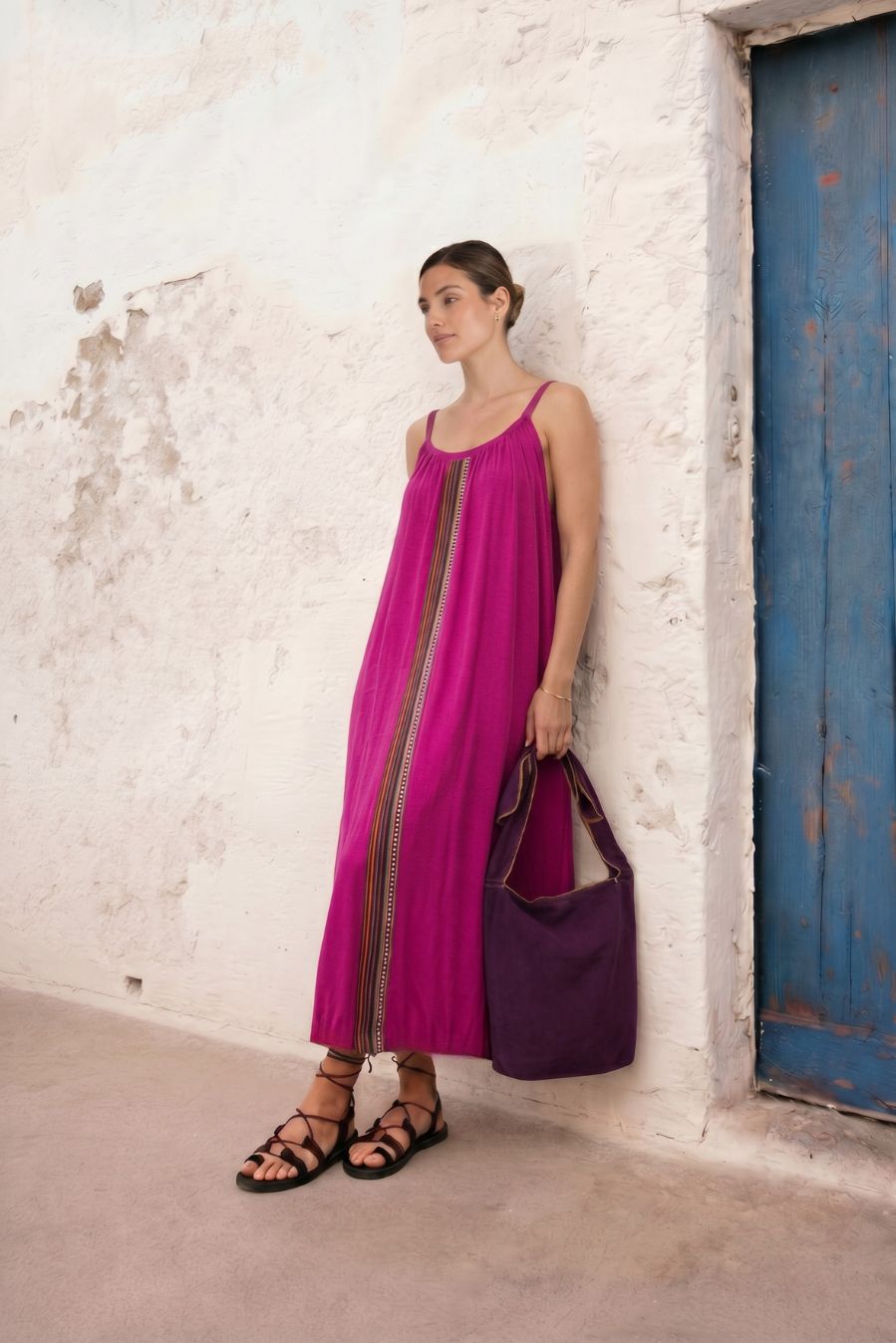 Vestido rosa/fucsia largo confeccionado en viscosa, un tejido suave y agradable sobre la piel. La franja central a contraste aporta un efecto visual que estiliza la silueta.