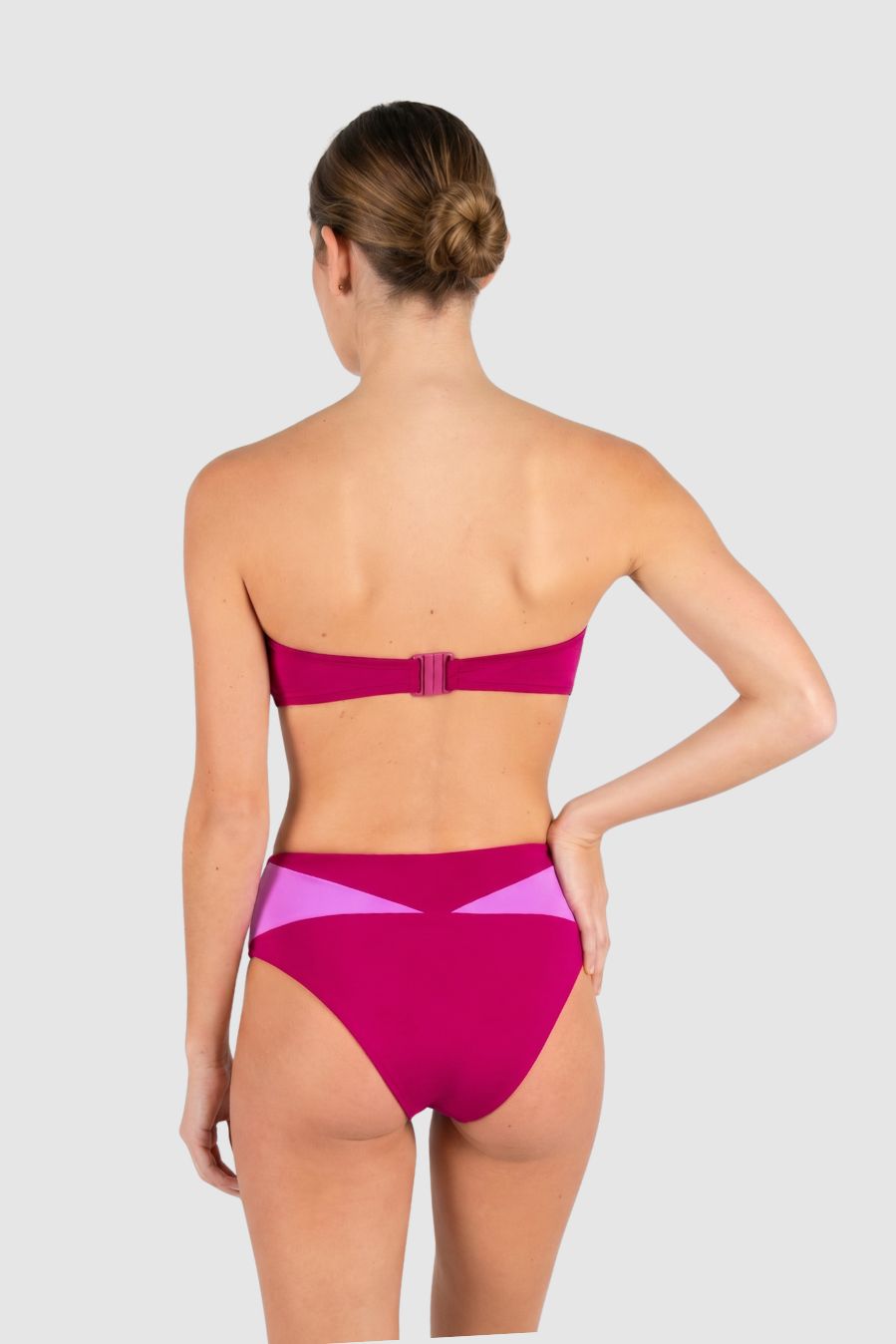 Bottom de bikini rosa de talle medio alto que alarga visualmente las piernas