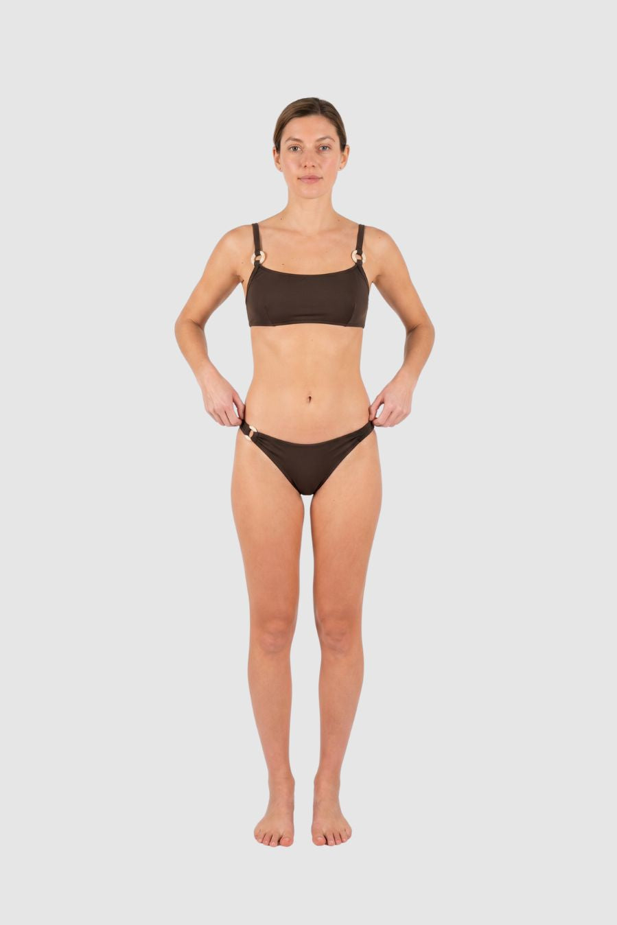 Top de bikini marrón con buena sujeción y escote favorecedor para cualquier tamaño de pecho