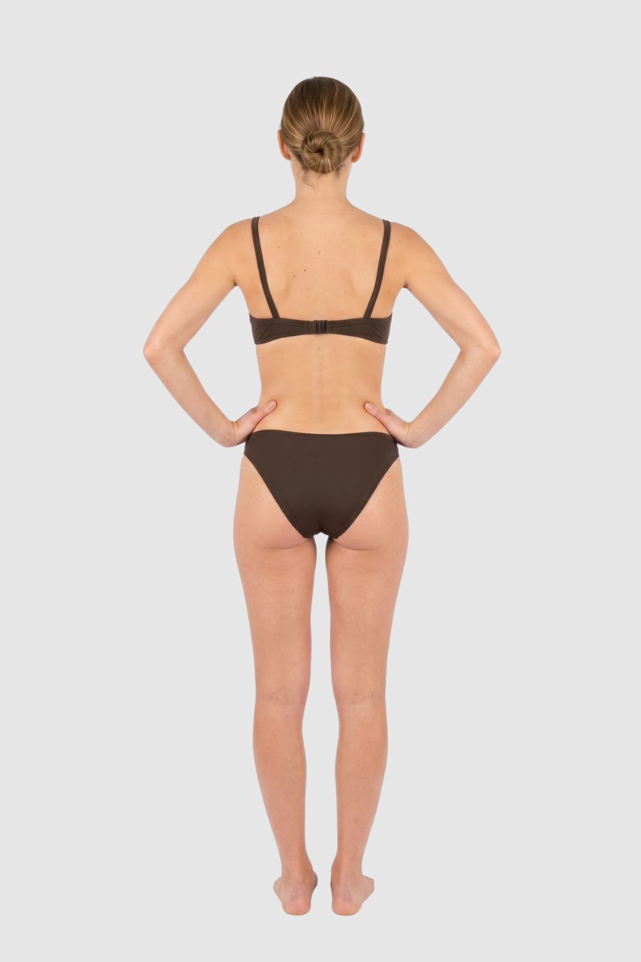 Top de bikini marrón con escote favorecedor y soporte cómodo