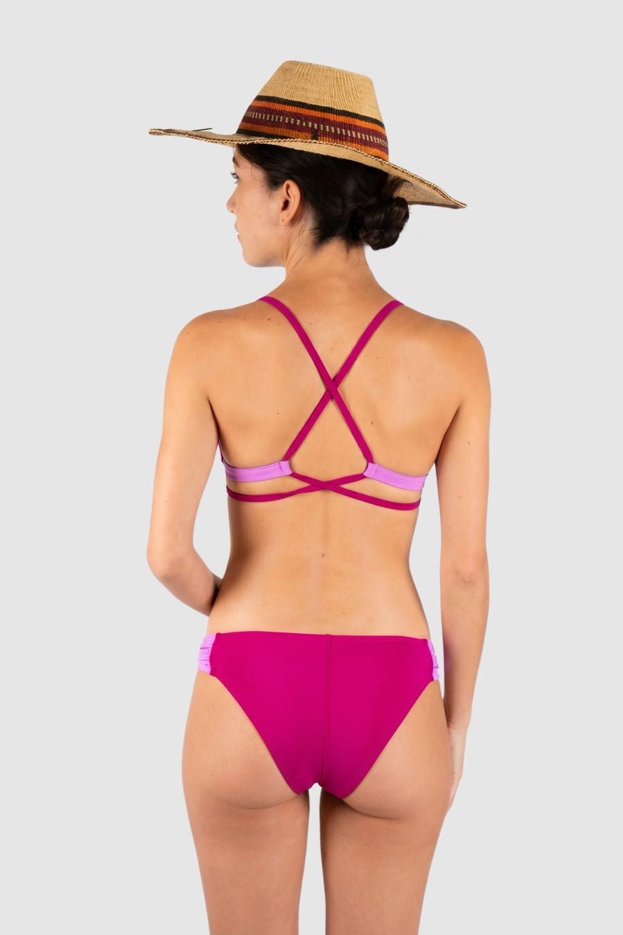 Top de bikini triángulo con tirantes cruzados, ajustables y sujeción ligera
