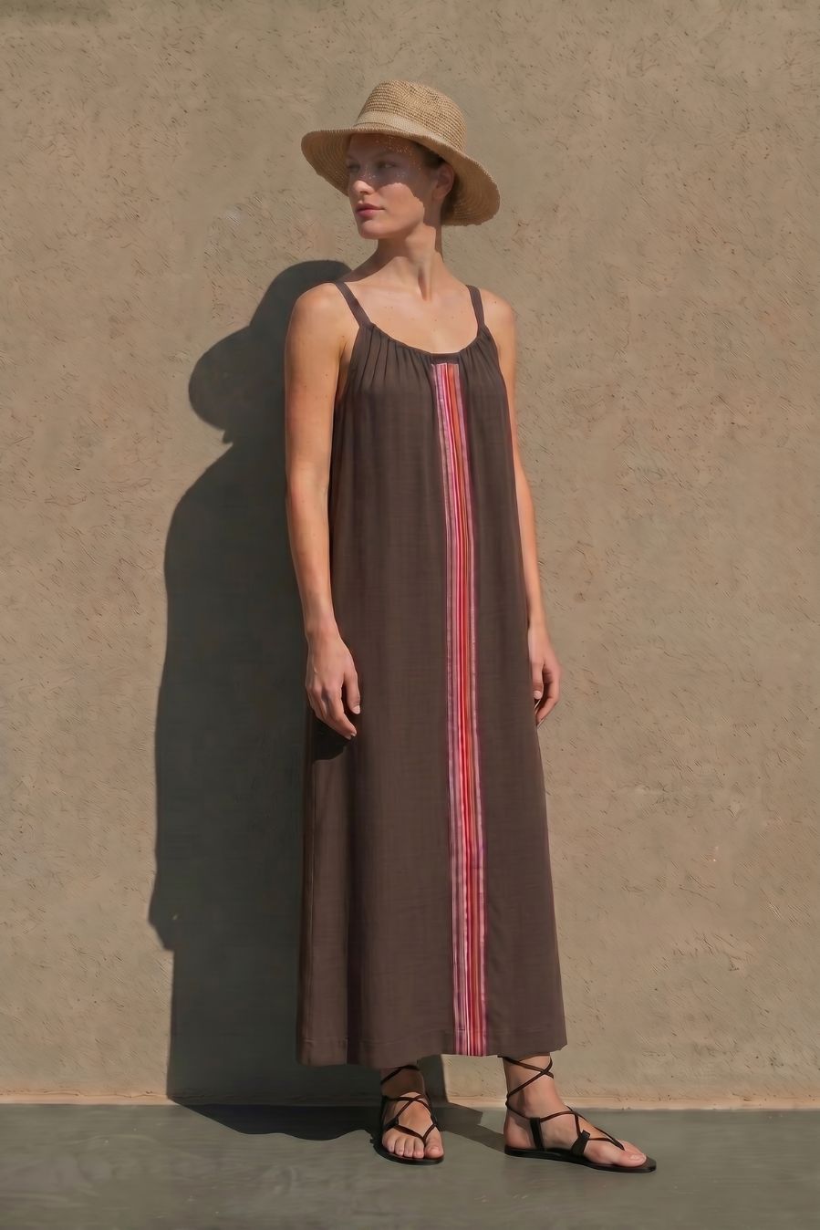 Vestido marrón de viscosa ligera y caída fluida, diseñado con una franja central a contraste que aporta estructura y definición al diseño.