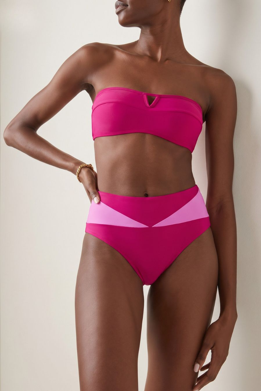 Bottom de bikini rosa de talle medio alto que alarga visualmente las piernas