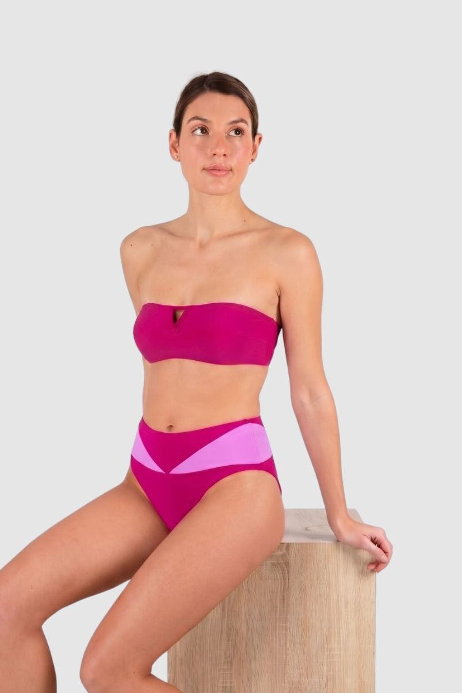 Bottom de bikini rosa de talle medio alto que alarga visualmente las piernas