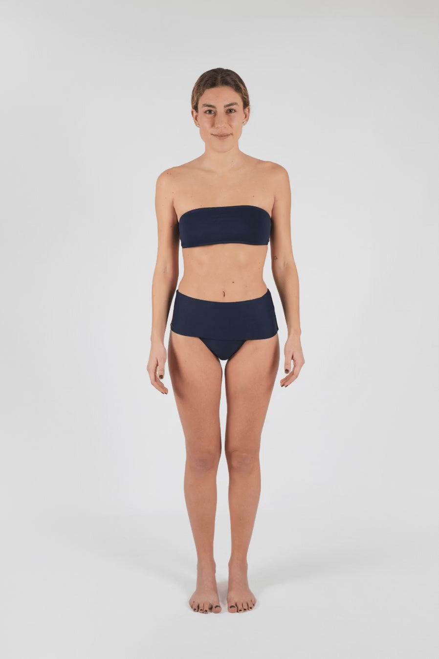 Braguita de bikini onekini bimini marino, vista frontal sobre modelo.