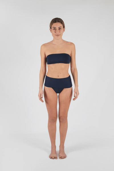 Braguita de bikini onekini bimini marino, vista frontal sobre modelo.