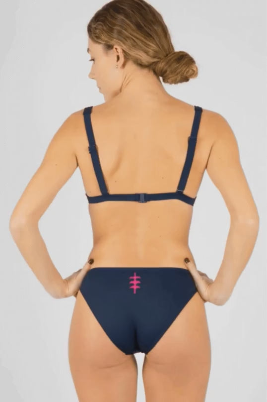 Braguita de bikini natural bimini marino, vista trasera sobre modelo.