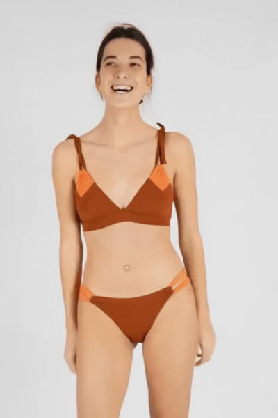 Top de bikini rombo salitre terra, vista frontal sobre modelo.