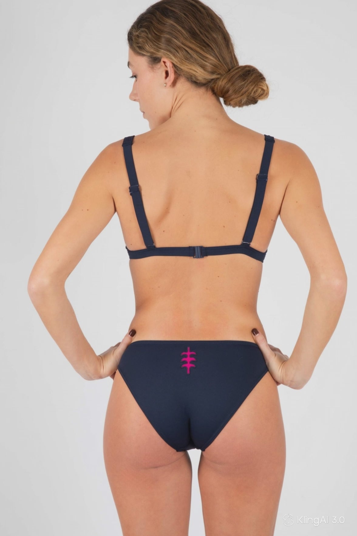 mur_swimwear_bikini_top_triangulo_bottom_natural_marino_detras